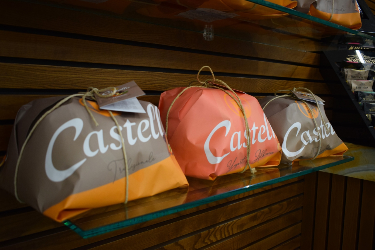 Panettoni con incarti colorati